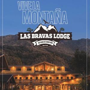 拉斯特朗卡斯Las Bravas Lodge的一座带山的建筑,用词是la montana las bravas酒