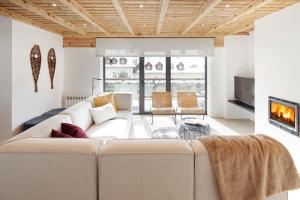 维耶拉Inuit by FeelFree Rentals的客厅配有白色沙发和电视