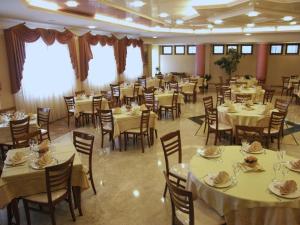 圣安吉罗山佩莱格里诺酒店的一间带桌椅的用餐室和一间带桌椅的角落间