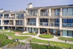 索拉纳海滩Oceanfront Luxury, Fully Remodeled, Five-Star的公寓大楼设有阳台和庭院。