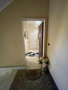 热那亚Zena的一间设有走廊、桌子和门的房间