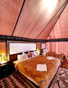 Luxury Desert Camp客房内的一张或多张床位