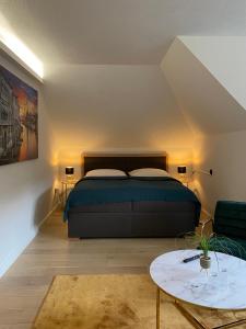 滨湖科伊查赫Villa-Stern的一间卧室配有一张床和一张桌子