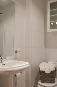卢阿尔卡La casina de cori的白色的浴室设有水槽和卫生间。