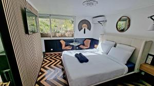 波尔多La Belle Endormie B&B French Guest house的卧室配有一张床和一张桌子及椅子