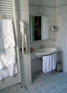 佩鲁贾得科酒店的白色的浴室设有水槽和镜子