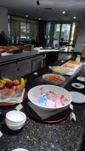 圣保罗特朗萨麦利卡行政酒店的厨房的柜台上放着许多盘子的食物