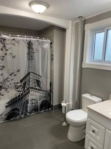 萨尼亚Modern Beach House long stay discounts的浴室设有艾菲尔铁塔淋浴帘