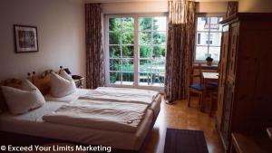 阿波尔达Hotel Zwei Länder的一间卧室设有两张床和大窗户