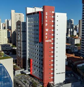福塔莱萨Stop Way Hotel Fortaleza的一座城市里高大的红色酒店建筑