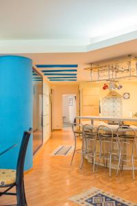 布加勒斯特Artsy 3BR flat in Primaverii - most exlcusive area的厨房以及带桌椅的用餐室。