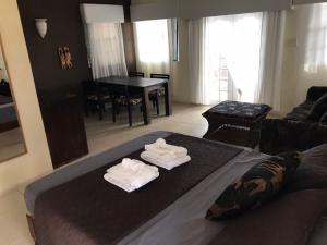 Boscobel默克松斯海滩俱乐部酒店的客厅配有带毛巾的床