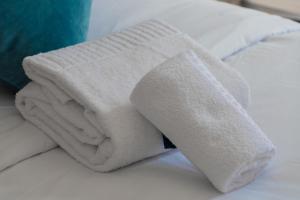 达赫拉Karam City Hotel的床上的一堆白色毛巾