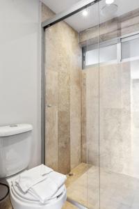 克雷塔罗Morelos By HomiRent的一间带卫生间和玻璃淋浴间的浴室