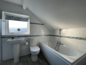 波廷斯凯尔Roslin的浴室配有卫生间、盥洗盆和浴缸。