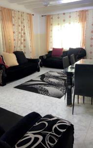 马林迪Malindi luxury apartment.的客厅配有黑色沙发和桌子