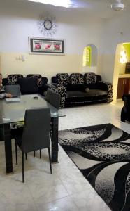 马林迪Malindi luxury apartment.的客厅配有沙发和桌子
