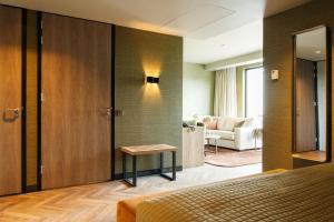 阿珀尔多伦阿培尔顿德坎特哈热尔凡德瓦克酒店的酒店客房设有床和客厅。
