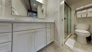 斯诺马斯村Timberline Condominiums Two Bedroom Deluxe Unit D1D的白色的浴室设有卫生间和水槽。