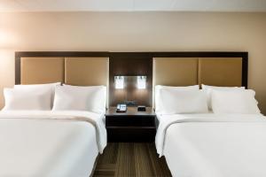 本赛霖姆费城东北-本萨勒智选假日酒店的两张睡床彼此相邻,位于一个房间里