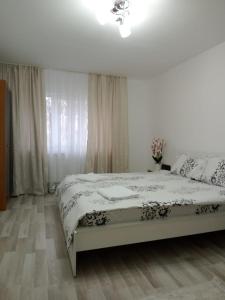 苏恰瓦Criss Apartament的白色的卧室设有床和窗户