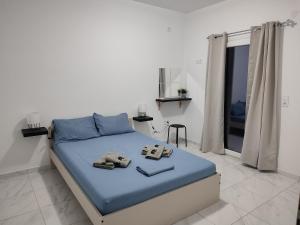 纳乌萨Mia casa的一间卧室配有蓝色的床和毛巾