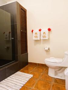 奎波斯城Sueños de Amor! Hermoso y Acogedor lugar的带淋浴、卫生间和毛巾的浴室