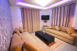达赫拉Dakhla White Hotel的带沙发和电视的客厅