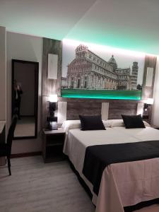 托梅略索HOTEL BOUTIQUE DOÑA MANUELA的酒店客房,设有两张床和镜子