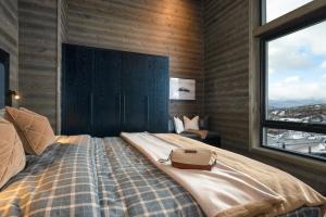 贝特斯托尔Top notch leilighet med panoramautsikt的一间卧室,配有一张带钱包的床