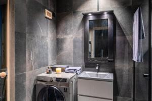 贝特斯托尔Top notch leilighet med panoramautsikt的一间带洗衣机和水槽的浴室