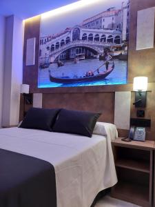 托梅略索HOTEL BOUTIQUE DOÑA MANUELA的一间卧室配有一张壁画床
