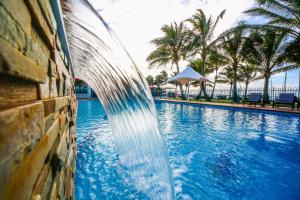 麦凯Mantra Mackay的棕榈树泳池中的喷泉