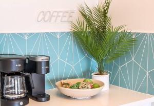 凤凰城Newly Remodeled Mid Century Saguaro House (36)的咖啡壶和柜台上的一碗食物