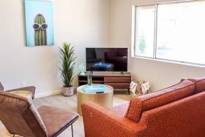 凤凰城Newly Remodeled Mid Century Saguaro House (36)的带沙发和电视的客厅