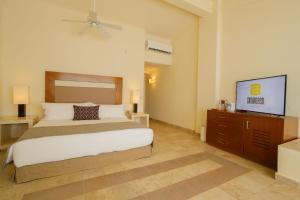 阿卡普尔科阿卡普尔科迪亚曼特卡米诺里尔酒店 的一间卧室配有一张床和一台平面电视