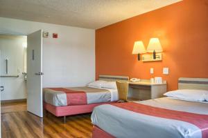 西塔科南西雅图6号汽车旅馆的酒店客房配有两张床和一张书桌