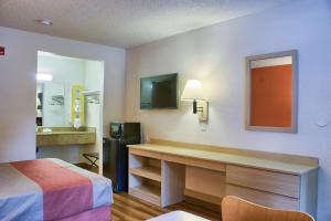西塔科南西雅图6号汽车旅馆的客房设有一张床、一张书桌和电视