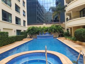 悉尼Parramatta Hotel Apartment的一座建筑物中央的游泳池