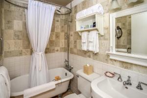 卡农海滩Cannon Beach Hotel Collection的带浴缸、卫生间和盥洗盆的浴室