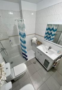 厄尔梅达诺Medano View的浴室配有卫生间、盥洗盆和淋浴。