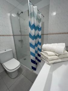厄尔梅达诺Medano View的带淋浴、卫生间和浴缸的浴室
