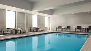 列克星敦Staybridge Suites - Lexington S Medical Ctr Area, an IHG Hotel的一座配有桌椅的酒店游泳池