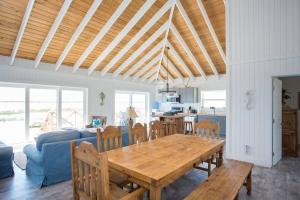 Forbes HillSunset Cove的厨房以及带木桌的用餐室。