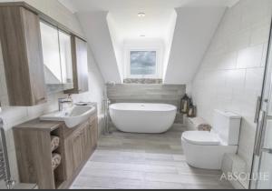 托基Halekulani Devon Homestay的带浴缸、卫生间和盥洗盆的浴室