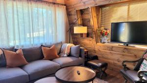 Cozy Cabin Near Bryce and Zion sleeps 4 adults的休息区