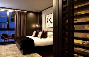 二世古Kasara Niseko Village Townhouse - Small Luxury Hotels of The World的卧室配有带枕头的床铺和窗户。