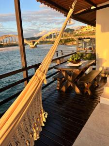 里约热内卢Casa Marambaia 2的船上甲板上的野餐桌
