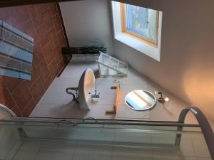 维克Kranich的一间带水槽和镜子的浴室