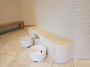 维克Residenz am Haferland的一间带坐浴盆和卫生间的浴室